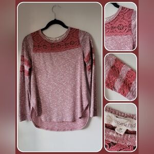 Top 🎉 2 for $10 Top with lace EUC